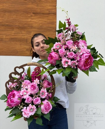 Zestaw: Kompozycja w ozdobnym koszu + bukiet w różu