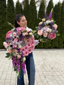 Zestaw: Kompozycja koło "Cisza Pełna Miłości" + bukiet