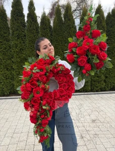 Zestaw: Kompozycja koło + bukiet w czerwieni 