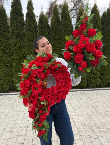 Zestaw: Kompozycja koło + bukiet w czerwieni