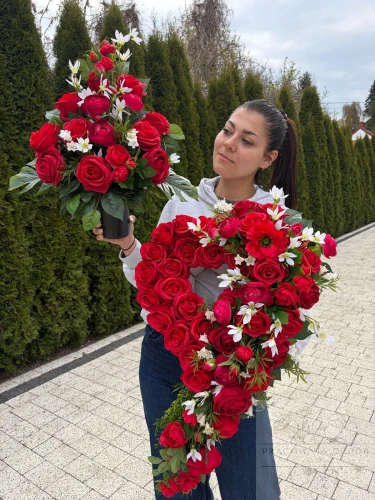 Zestaw: Kompozycja serce "Czerwona Pamięć" + bukiet