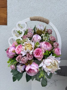 Stroik w ozdobnym białym koszyczku w różu