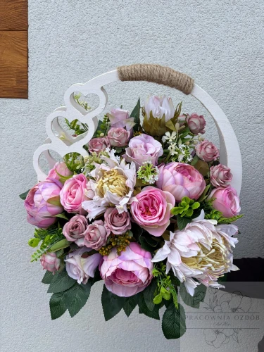 Stroik w ozdobnym białym koszyczku w różu