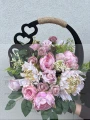 Stroik w ozdobnym czarnym koszyczku w różu