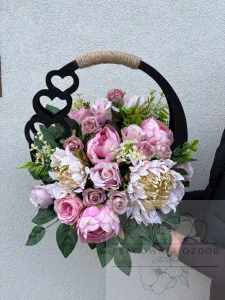 Stroik w ozdobnym czarnym koszyczku w różu