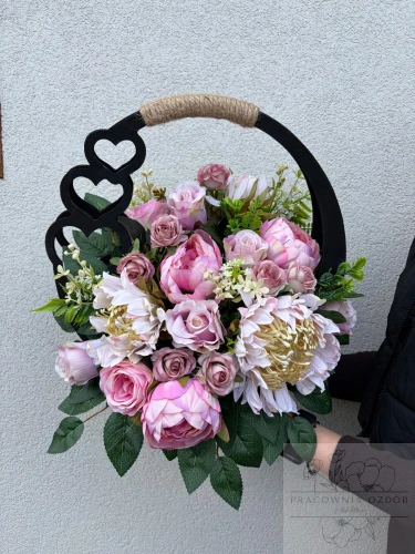 Stroik w ozdobnym czarnym koszyczku w różu