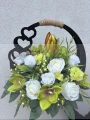 Stroik w ozdobnym czarnym koszyczku w bieli i seledynie