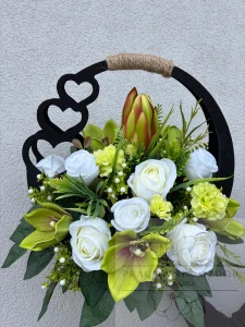 Stroik w ozdobnym czarnym koszyczku w bieli i seledynie