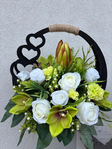 Stroik w ozdobnym czarnym koszyczku w bieli i seledynie