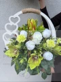 Stroik w ozdobnym białym koszyczku w bieli i seledynie
