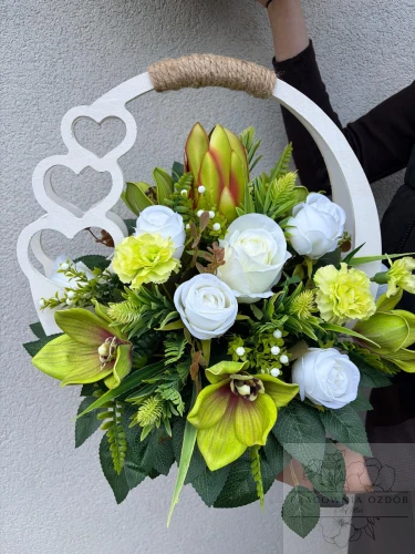 Stroik w ozdobnym białym koszyczku w bieli i seledynie