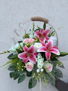 Stroik w ozdobnym białym koszyczku w różu i bieli