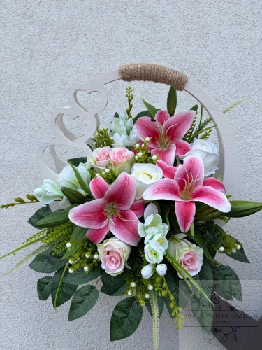 Stroik w ozdobnym białym koszyczku w różu i bieli