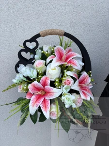 Stroik w ozdobnym czarnym koszyczku w różu i bieli
