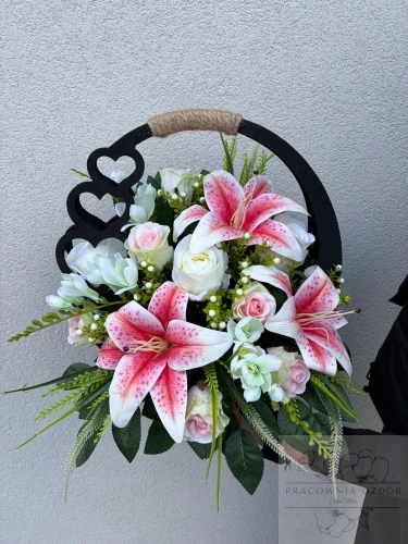 Stroik w ozdobnym czarnym koszyczku w różu i bieli