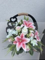 Stroik w ozdobnym czarnym koszyczku w różu i bieli