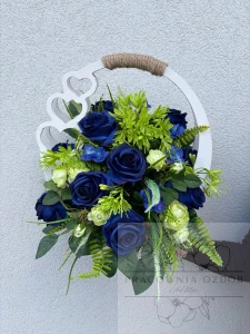 Stroik w ozdobnym białym koszyczku w chabrze i seledynie