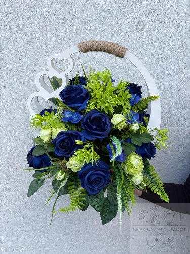 Stroik w ozdobnym białym koszyczku w chabrze i seledynie