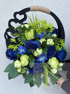 Stroik w ozdobnym czarnym koszyczku w chabrze i seledynie