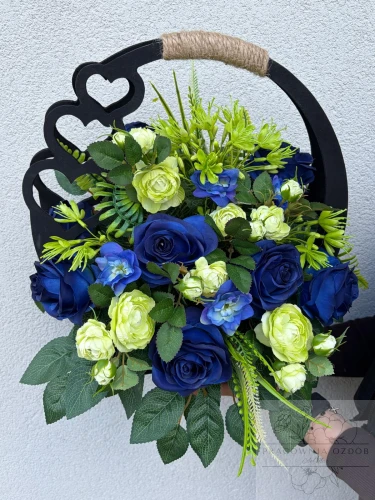 Stroik w ozdobnym czarnym koszyczku w chabrze i seledynie