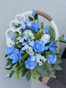 Stroik w ozdobnym białym koszyczku w błękicie i bieli