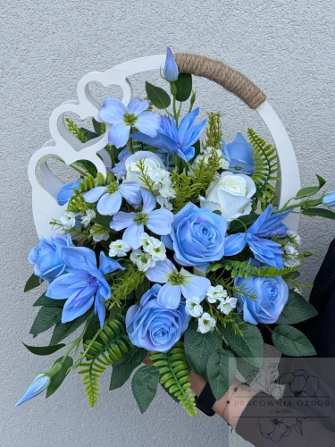 Stroik w ozdobnym białym koszyczku w błękicie i bieli