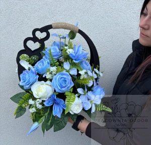 Stroik w ozdobnym czarnym koszyczku w błękicie i bieli