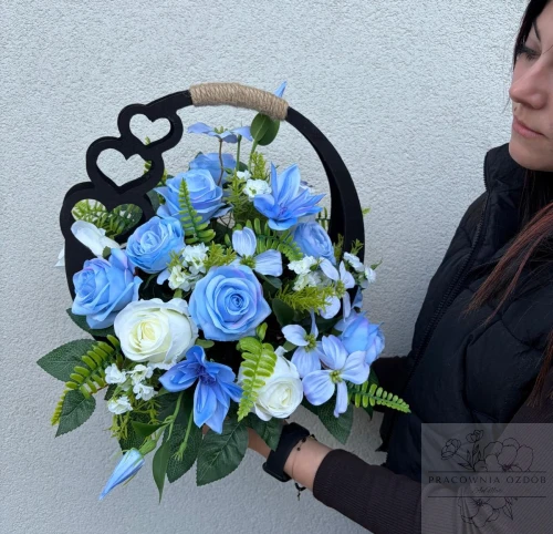 Stroik w ozdobnym czarnym koszyczku w błękicie i bieli