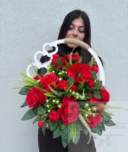 Stroik w ozdobnym białym koszyczku w czerwieni