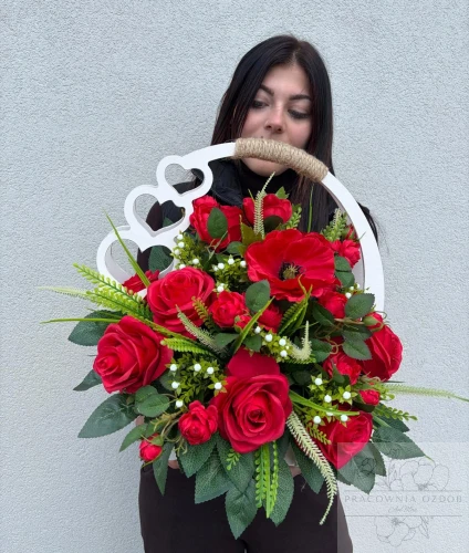 Stroik w ozdobnym białym koszyczku w czerwieni