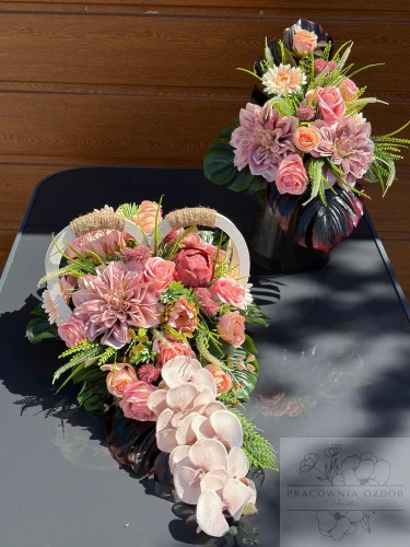 Zestaw: Kompozycja w drewnianym sercu + bukiet w brudnym różu