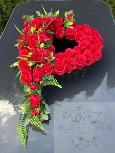 Kompozycja "Serce Pamięci" w czerwieni