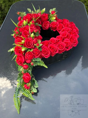 Kompozycja "Serce Pamięci" w czerwieni