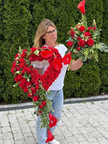 Zestaw: Kompozycja serce "Czerwona Elegancja" + bukiet