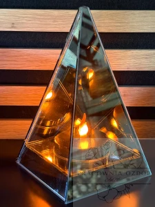 Ekskluzywny Znicz Szklany LED „Piramida 3D” – Lustrzane Odbicie 