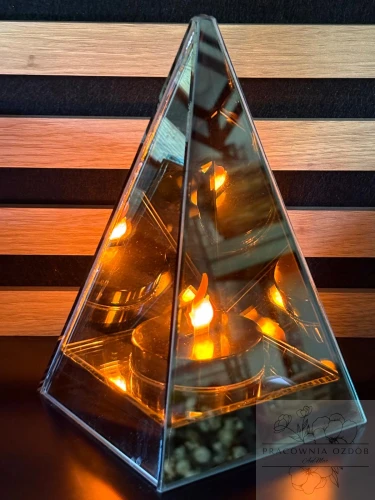 Ekskluzywny Znicz Szklany LED „Piramida 3D” – Lustrzane Odbicie