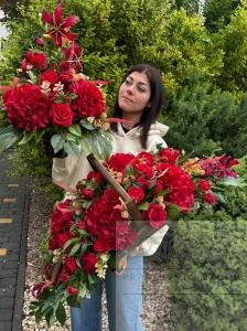 Zestaw: Ekskluzywna kompozycja XXL w koszu "Karminowa Elegancja" + bukiet 